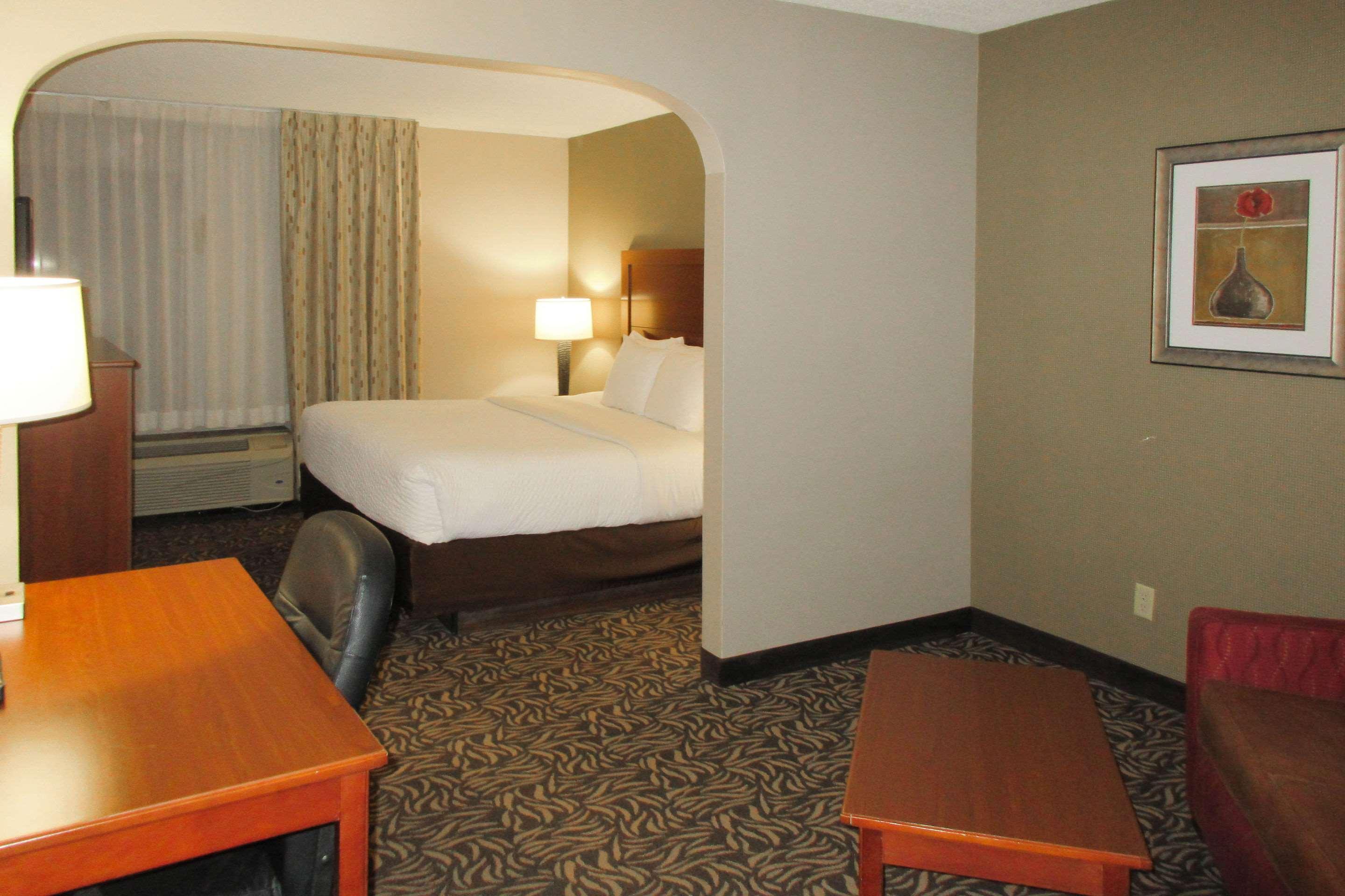 Clarion Inn & Suites - University Area Cortland Extérieur photo