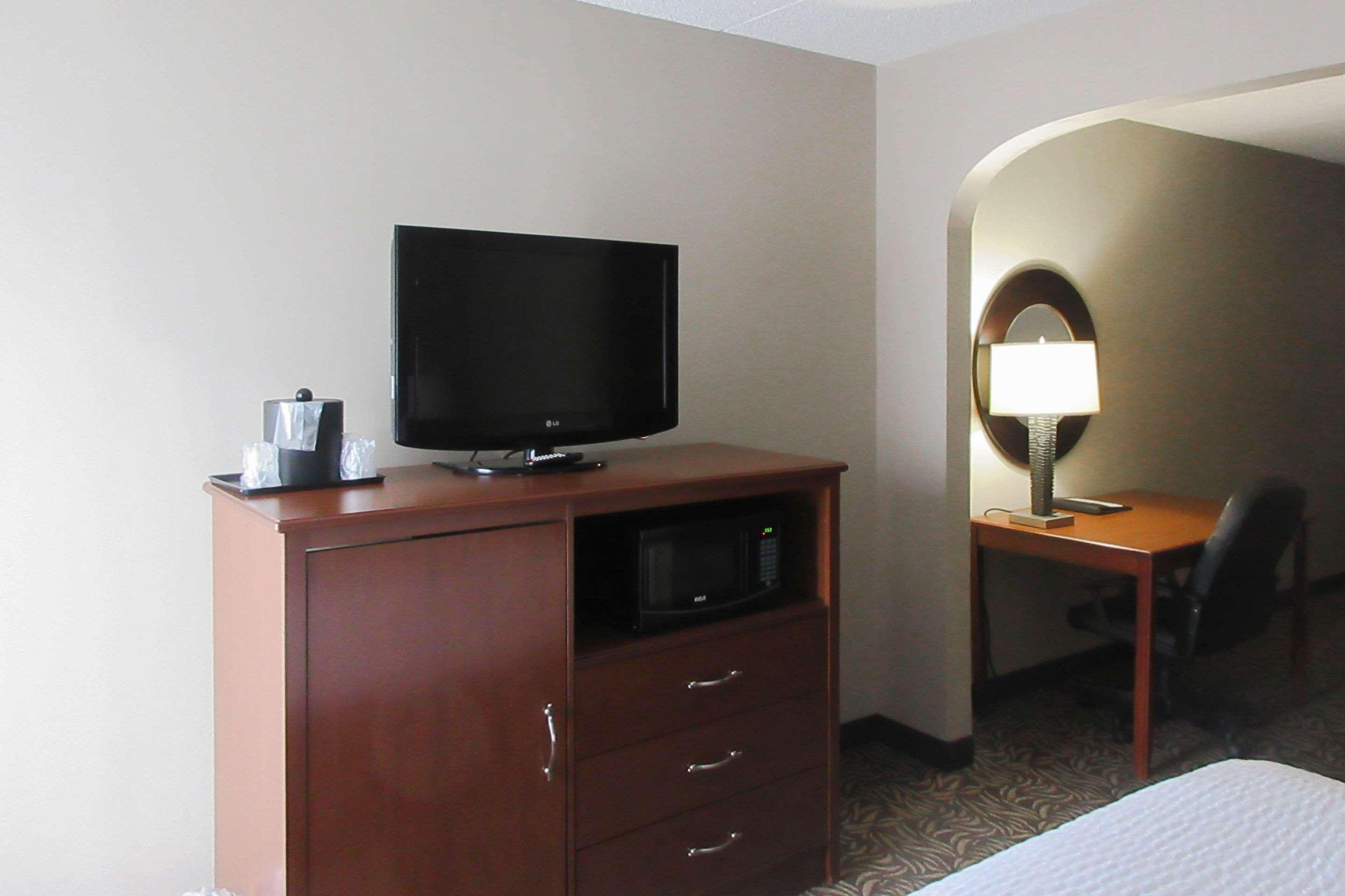 Clarion Inn & Suites - University Area Cortland Extérieur photo