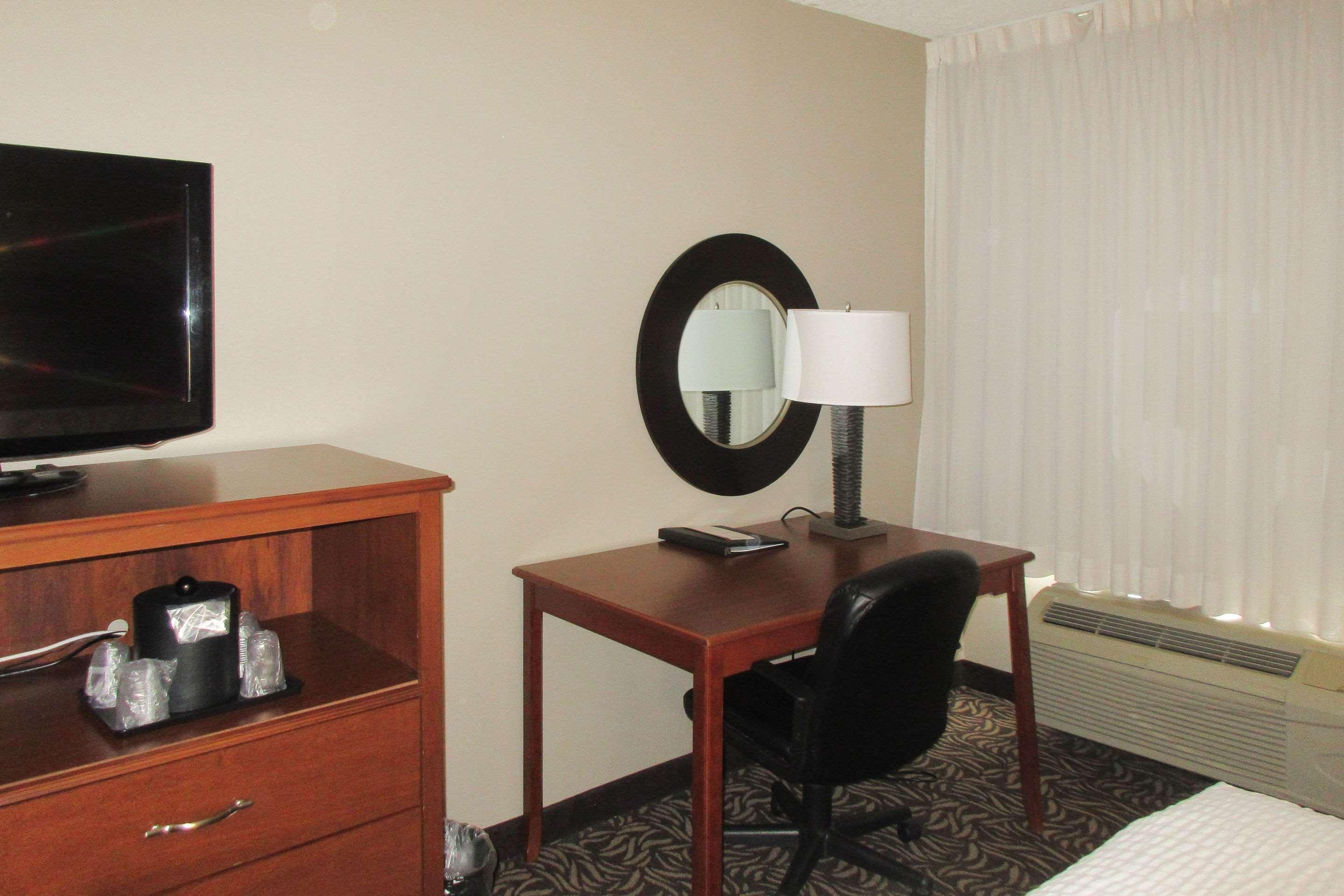 Clarion Inn & Suites - University Area Cortland Extérieur photo