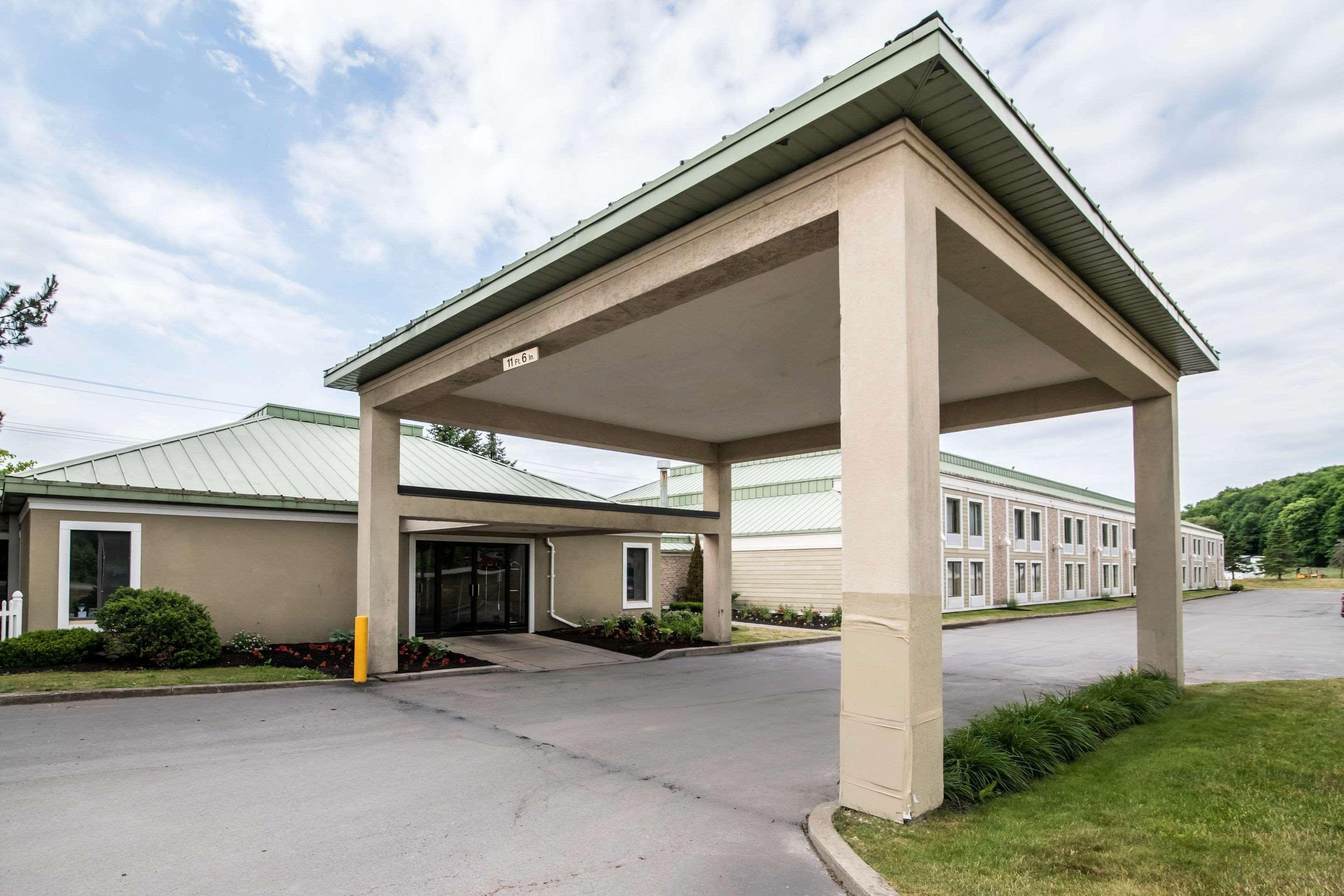 Clarion Inn & Suites - University Area Cortland Extérieur photo