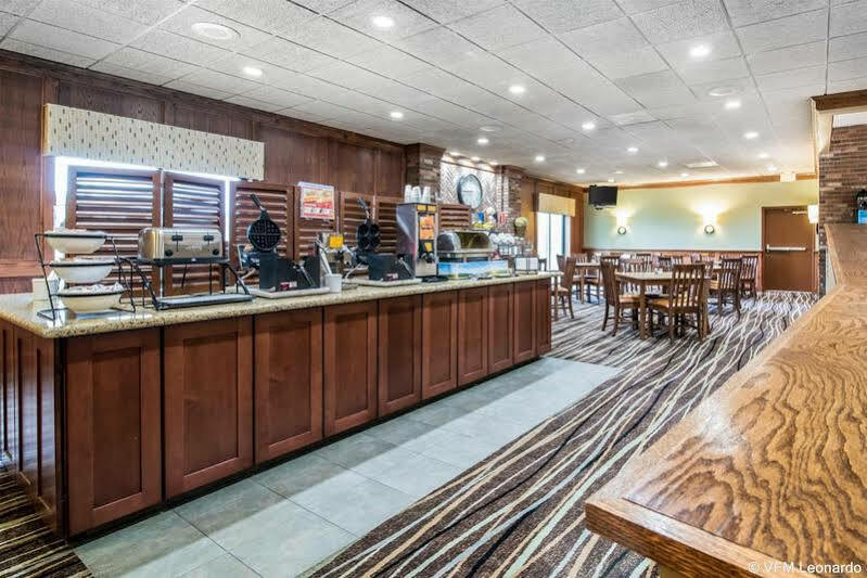 Clarion Inn & Suites - University Area Cortland Extérieur photo