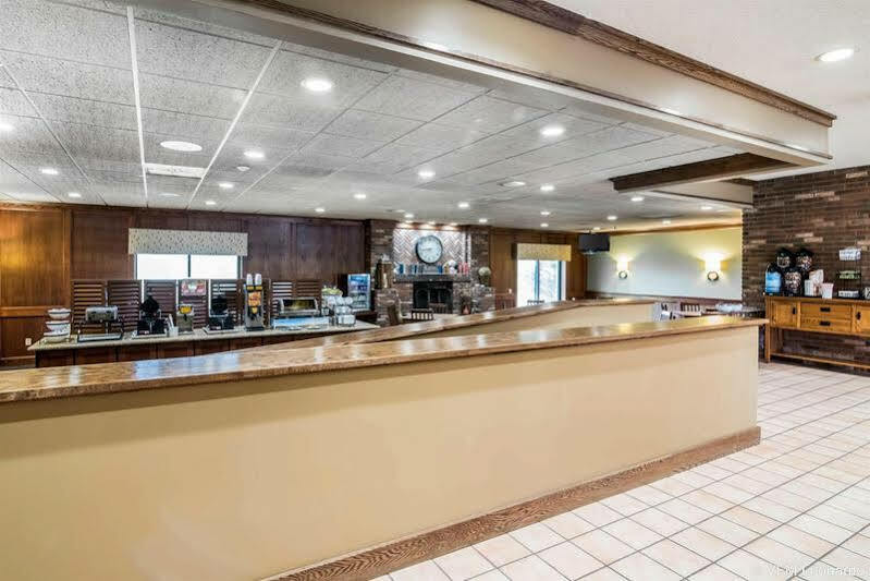 Clarion Inn & Suites - University Area Cortland Extérieur photo